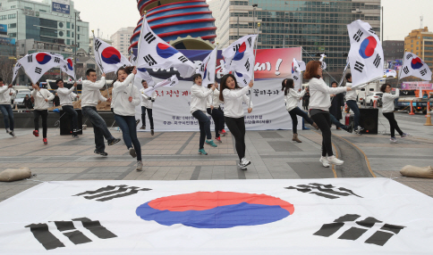 제98주년 3.1절인 1일 서울 중구 청계광장에서 서울국학원 주최로 열린 기념행사에서 학생들이 태극무 공연을 펼치고 있다. /연합뉴스