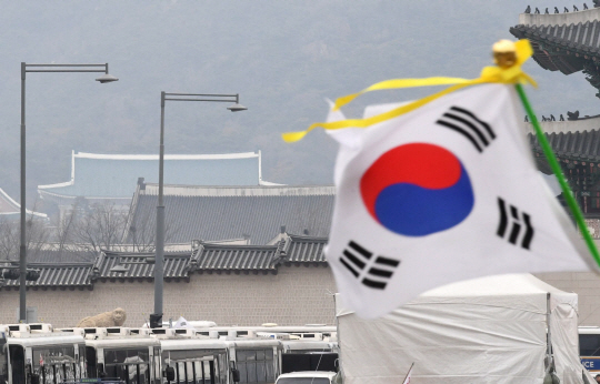 한쪽은 노란 리본…한쪽엔 성조기…하나의 태극기, 갈라진 대한민국