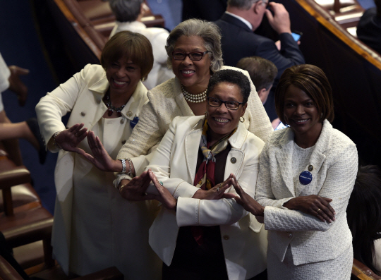 [美 트럼프 첫 연설] 민주당 여성 의원들 흰옷 입고 ‘공식 항의’
