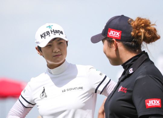 박성현(왼쪽)이 2일 LPGA 투어 HSBC챔피언스 1라운드에서 에리야 쭈타누깐과 웃으며 얘기를 나누고 있다. /사진제공=LG전자