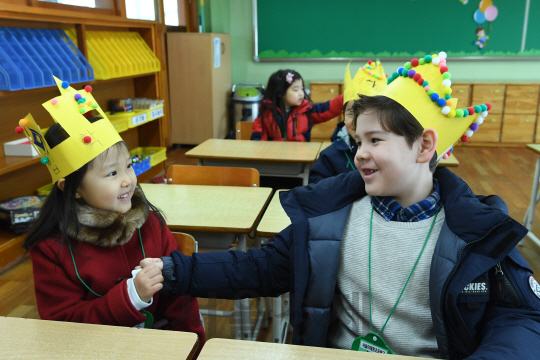 2일 오전 서울 용산구 이태원초등학교에서 열린 입학식에서 1학년 신입생들이 서로 인사하고 있다./권욱기자ukkwon@sedaily.com