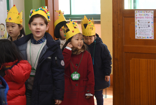 2일 오전 서울 용산구 이태원초등학교에서 열린 입학식에서 신입생들이 교실을 구경하고 있다./권욱기자ukkwon@sedaily.com