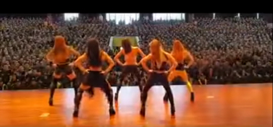 유튜브 영상으로 올라온 논산훈련소 위문공연의 모습. 한 여성 댄스팀이 논산훈련소에서 음악에 맞춰 선정적인 춤을 추고 있다. /사진=유튜브