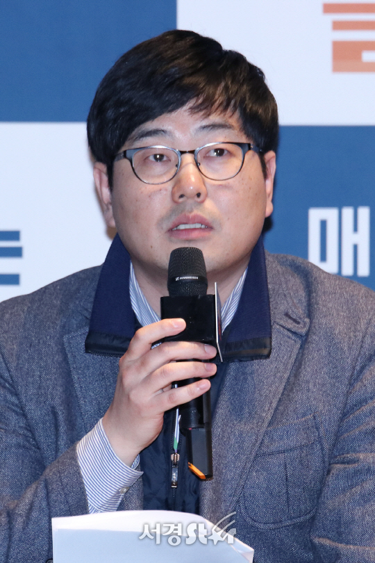 정선일 PD가 3일 열린 JTBC 신규 프로그램 ‘차이나는 클라스 - 질문있습니다’ 제작발표회에 참석해 인사말을 하고 있다.