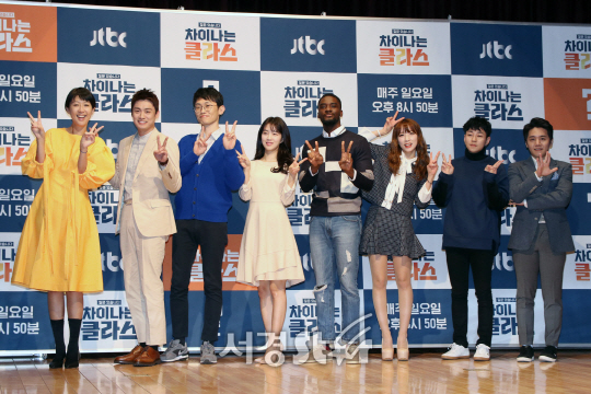 3일 열린 JTBC 신규 프로그램 ‘차이나는 클라스 - 질문있습니다’ 제작발표회에서 출연자들이 포토타임을 갖고 있다.