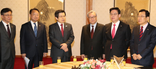 황교안(왼쪽 세번째) 대통령 권한대행 국무총리와 인명진(네번째) 자유한국당 비상대책위원장 당정이 3일 오전 서울 종로구 삼청동 총리공관에서 열린 고위 당정회의에서 대화하고 있다. /연합뉴스