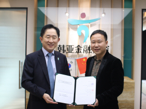 이진국(왼쪽) 하나금융투자 대표이사와 Yu Chang XiaoCHF 대표가 3일 국내 코스닥 상장을 위한 IPO 대표주관계약을 체결하고 기념촬영을 하고 있다. /사진제공=하나금융투자