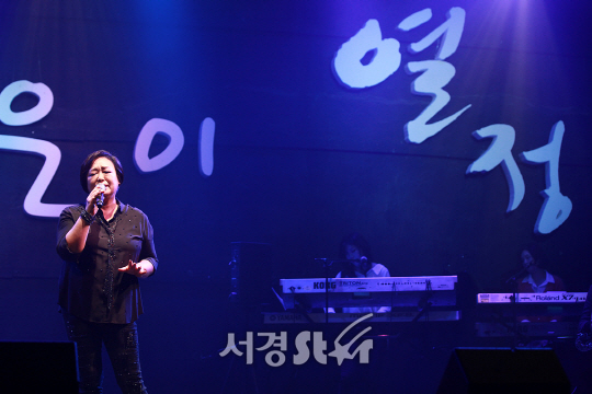 가수 혜은이가 3일 서울 종로구 동숭동 Sh아트홀에서 열린 2017 혜은이 가수데뷔 45주년 기념 소극장 콘서트 ‘열정’ 프레스콜에 참석해 공연을 하고 있다.