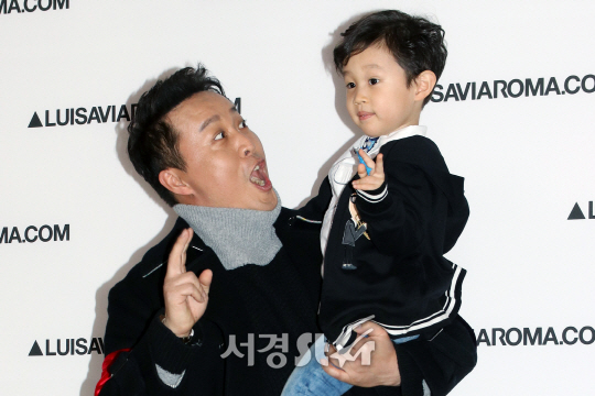 정준하가 아들 로하와 함께 3일 열린 루이자비아로마(LVR)의 한국 공식 런칭 행사에서 포토타임을 갖고 있다.