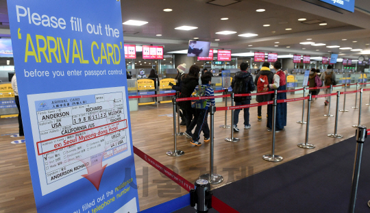 중국 정부의 한국여행상품 전면 판매 중단 지시가 내려진 가운데 3일 오전 중국인 관광객들이 인천국제공항 입국심사대로 향하고 있다. /영종도=이호재기자.