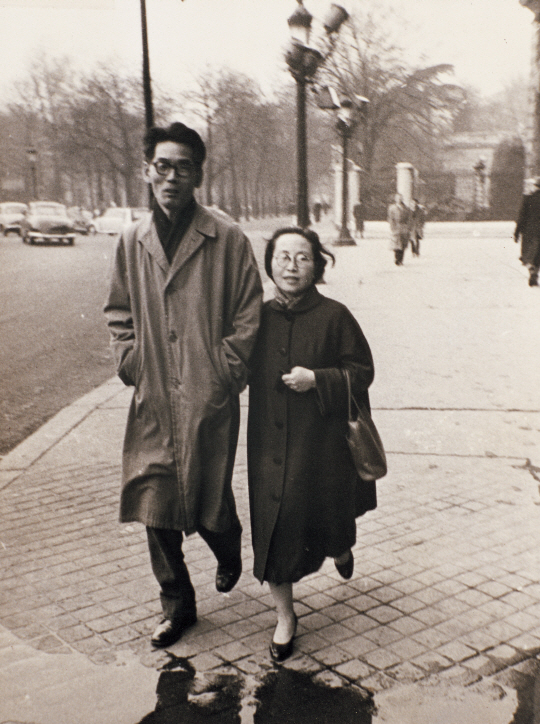 1956년대 팔짱을 끼고 파리 시내를 걷고 있는 김환기(왼쪽)와 김향안 부부 /사진제공=환기미술관