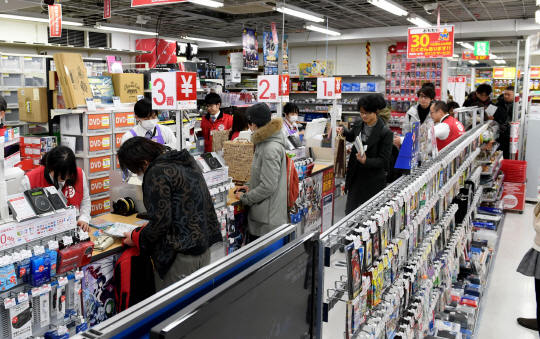 일본 도쿄의 한 전자제품 매장에서 사람들이 물건을 구입하고 있다./AFP연합뉴스