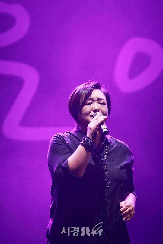 가수 혜은이가 3일 서울 종로구 동숭동 Sh아트홀에서 열린 2017 혜은이 가수데뷔 45주년 기념 소극장 콘서트 ‘열정’ 프레스콜에 참석해 공연을 하고 있다.
