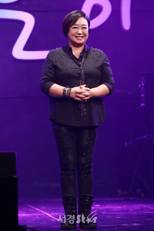 가수 혜은이가 3일 서울 종로구 동숭동 Sh아트홀에서 열린 2017 혜은이 가수데뷔 45주년 기념 소극장 콘서트 ‘열정’ 프레스콜에 참석해 포토타임을 갖고 있다.