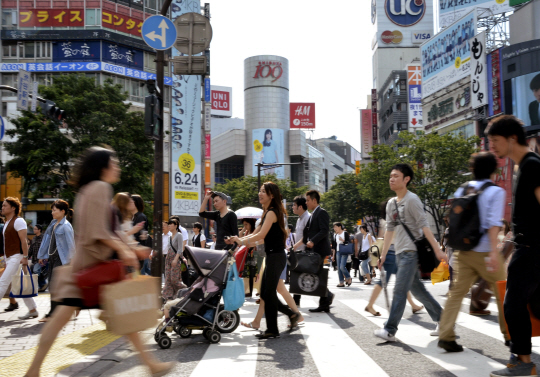 일본 도쿄에서 시민과 관광객들이 빠른 걸음으로 시내를 횡단하고 있다. /도쿄=AFP연합뉴스