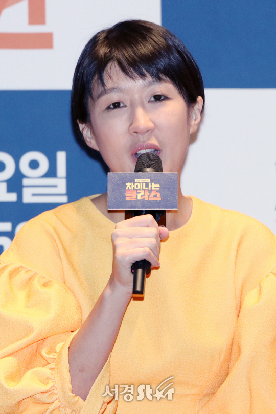 홍진경이 3일 열린 JTBC 신규 프로그램 ‘차이나는 클라스 - 질문있습니다’ 제작발표회에 참석해 인사말을 하고 있다.