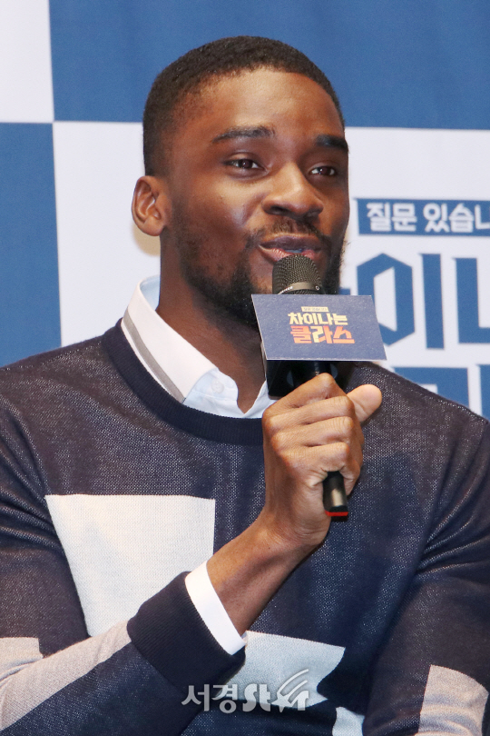 샘오취리가 3일 열린 JTBC 신규 프로그램 ‘차이나는 클라스 - 질문있습니다’ 제작발표회에 참석해 인사말을 하고 있다.