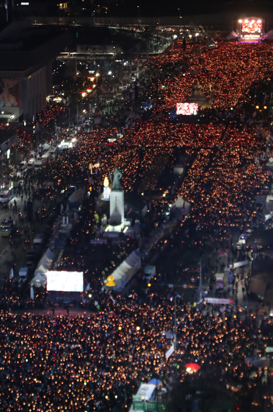 4일 오후 서울 광화문 광장에서 박근혜 대통령 탄핵 촉구 집회가 진행되고 있다./연합뉴스