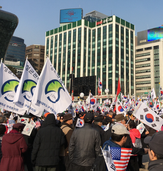 4일 탄핵 반대 집회에서 성균관대학교 동문들이 깃발을 들고 행진하고 있다./박우현기자