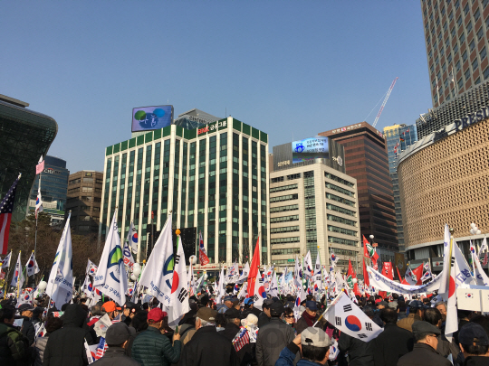 4일 서울 중구 서울시청 인근에서 열린 태극기 집회에 참여한 시민들이 태극기를 흔들고 있다./박우현기자