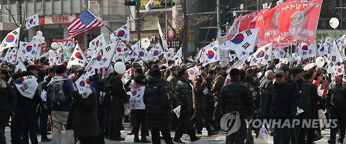 4일 오후 서울광장에서 열린 박근혜 대통령 탄핵기각 촉구 집회에서 참가자들이 태극기를 흔들고 있다./연합뉴스