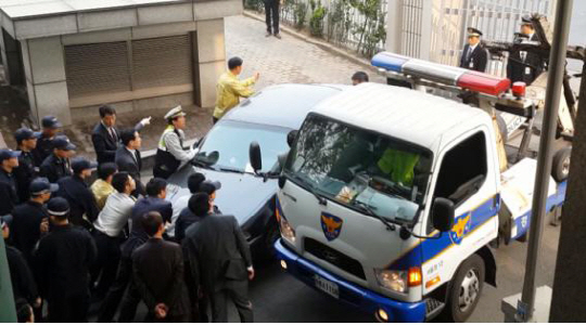 대통령 대리인단이 4일 “세월호 사고 당일 대통령이 방문하기 직전에 차량이 중대본 정문으로 돌진해 사고가 발생했다”며 헌법재판소에 제출한 동영상 파일 한 장면. / (대통령 대리인단 제공)연합뉴스