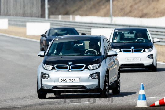 전기차 이용자포럼 및 페스티벌이 열린 4일 행사 참가자들이 BMW 인천 영종도 드라이빙 센터에서 BMW의 전기차 ‘i3’를 시승하고 있다./사진제공=BMW 코리아