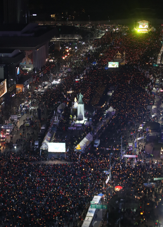 '탄핵심판 불복' 목소리 커진 촛불·태극기 집회