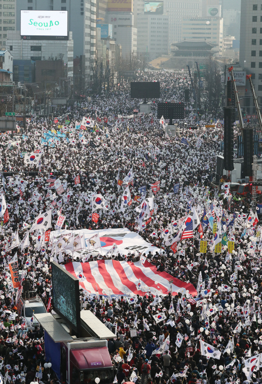 '탄핵심판 불복' 목소리 커진 촛불·태극기 집회