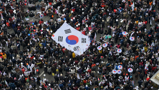 3·1절인 지난 1일 대통령 탄핵 기각을 위한 국민총궐기운동본부 주최로 도심에서 열린 박근혜 대통령 탄핵반대 집회에 참가자들이 운집해 있다. /사진공동취재단