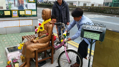 부산 ‘평화의 소녀상’ 몸살…쓰레기 투척에 자전거까지 묶어놔