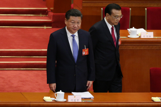 시진핑(왼쪽) 중국 국가주석과 리커창 총리가 5일 제12기 전국인민대표대회 5차 전체회의 개막식이 열린 베이징 인민대회당에 입장하고 있다. 중국 지도부는 올해 국내총생산(GDP) 성장률 목표로 6.5%를 제시해 성장보다는 안정과 시 주석을 중심으로 한 공산당 지도력 강화에 방점을 뒀다.     /베이징=EPA연합뉴스