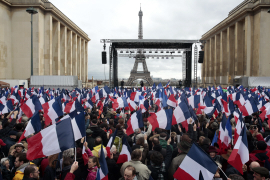 낙마위기에 몰린 프랑수아 피용 공화당 대선후보를 지지하는 시민들이 5일(현지시간) 프랑스 파리 에펠탑 근처에서 프랑스 국기를 흔들고 있다.   /파리=AFP연합뉴스