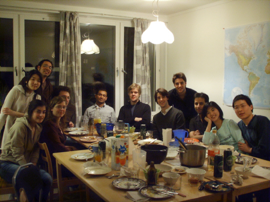 스웨덴 유학시절 기숙사 친구들과 함께 즐거운 저녁 식사를 하는 모습. /사진제공=김화경 대표