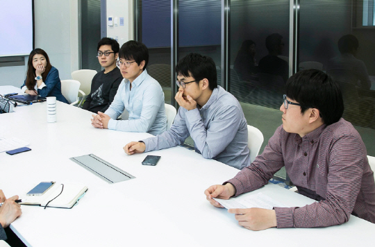 김 대표는 2015년 사내 벤처 육성 프로그램인 C-Lab에 공모 신청을 했다. 사진은 C-Lab 회의를 진행하고 있는 김화경(왼쪽 첫번째) 대표의 모습.