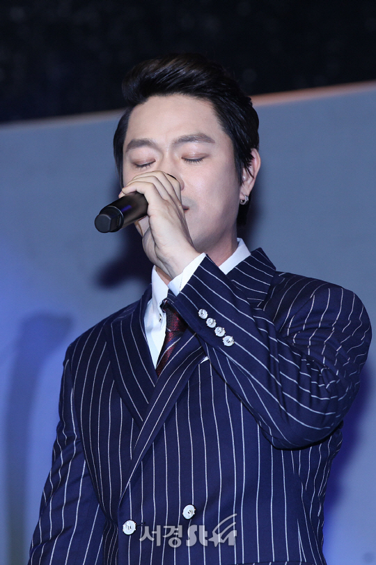 가수 김선주가 6일 오후 서울 마포구 서교동 하나투어 브이홀에서 열린 정규 2집 ‘여로’(旅路) 발매 기념 쇼케이스에 참석해 노래를 선보이고 있다.