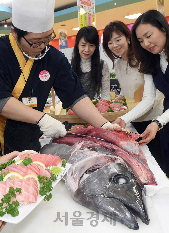 농협유통은 3월7일 참치ㆍ삼치데이를 하루 앞둔 6일부터 8일까지 횟감용 참치와 구이용 삼치를 최대 35%까지 할인판매한다. 6일 오전 농협하나로마트 양재점에서 참치ㆍ삼치데이 기념 참지 해체 시연이 열리고 있다./이호재기자.s020792@sedaily.com