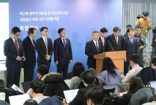 6일 오후 서울 강남구 대치동 특검 기자실에서 최종 수사결과와 성과에 대해 발표하고 있는 박영수 특별검사팀. /연합뉴스