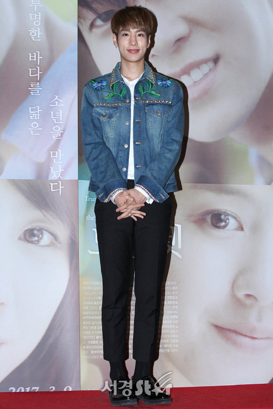 에이젝스의 윤영이 6일 오후 서울 자양동 건대입구 롯데시네마에서 열린 영화 ‘절벽 위의 트럼펫’ VIP시사회에 참석해 포토타임을 갖고 있다.