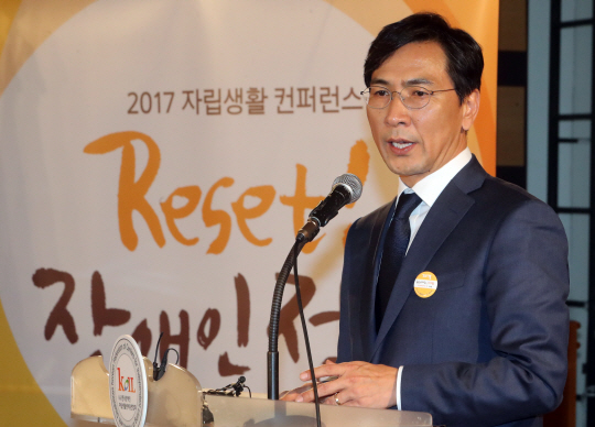 더불어민주당 대선주자인 안희정 충남지사가 6일 서울 여성플라자에서 열린 2017 자립생활 콘퍼런스 ‘Reset! 장애인정책’에서 축사 겸 정책발표를 하고 있다. /연합뉴스