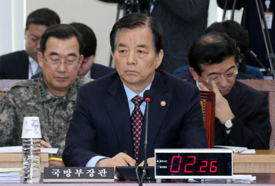 한민구 국방부 장관이 6일 오후 국회에서 열린 국방위원회 전체회의에서 북한 미사일 발사 관련 긴급현안보고를 하고 있다./연합뉴스