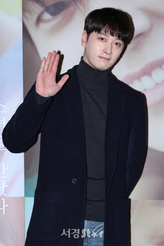 2PM 황찬성이 6일 오후 서울 자양동 건대입구 롯데시네마에서 열린 영화 ‘절벽 위의 트럼펫’ VIP시사회에 참석해 포토타임을 갖고 있다.