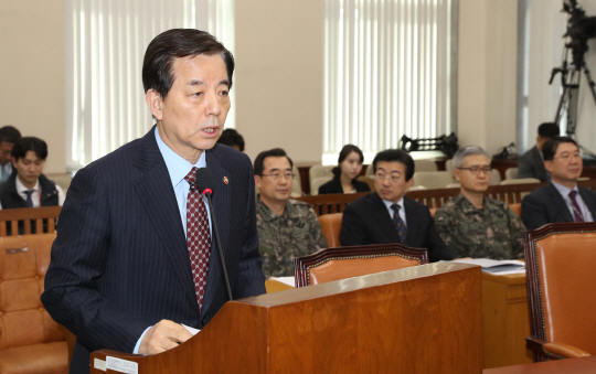 한민구(왼쪽) 국방부 장관이 6일 오후 국회에서 열린 국방위원회 전체회의에서 북한 탄도미사일 발사 관련 긴급현안보고를 하고 있다./연합뉴스