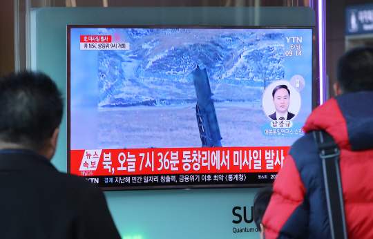 시민들이 북한의 미사일 발사 소식을 TV를 통해 지켜보고 있다./연합뉴스
