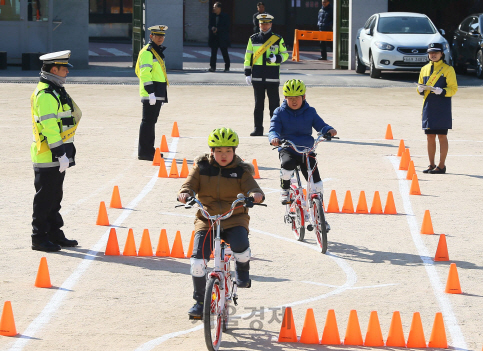 7일 오전 서울 재동초등학교에서 열린 ‘어린이 교통사고 제로(ZERO) 캠페인’ 행사에서 어린이들이 자전거 운전 면허 시험을 보고 있다. /송은석기자