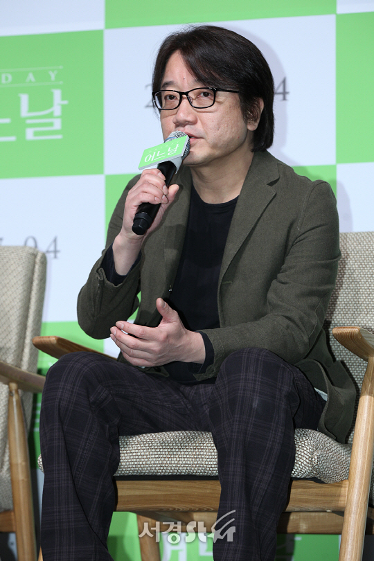 이윤기 감독이 7일 오전 서울 압구정동 압구정 CGV에서 열린 영화 ‘어느날’ 제작보고회에 참석했다.