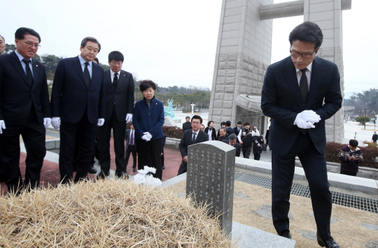 정병국(오른쪽) 바른정당 대표가 지난 5일 당 지도부와 함께 광주 운정동 국립 5·18 민주묘지를 찾아 참배한 뒤 묘역을 둘러보고 있다. /연합뉴스