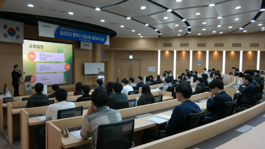 수원에 위치한 상생협력 아카데미 교육센터에서 6일 삼성전자 교육 담당자가 협력사 신입사원 60여명을 대상으로 신입 입문교육 일정을 소개하고 있다. /사진제공=삼성전자