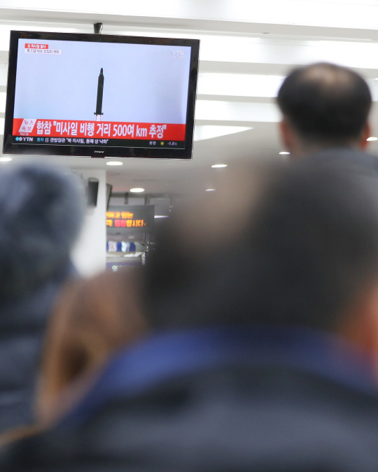 시민들이 북한 미사일 발사 관련 뉴스를 보고 있다,/연합뉴스