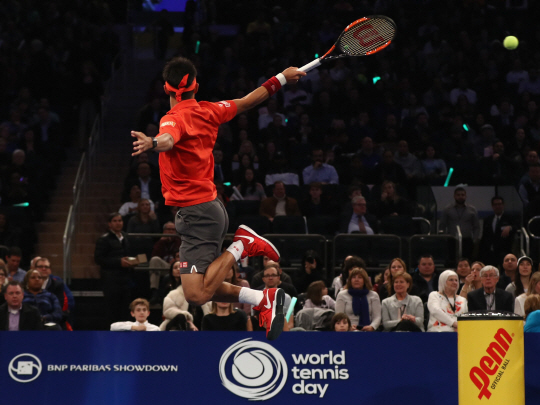 NEW YORK, NY - MARCH 06: Kei Nishikori of Team World returns a shot during his Mixed Double‘s match against Venus Williams and Juan Martin del Potro (not pictured) of Team Americas during the BNP Paribas Showdown at Madison Square Garden on March 6, 2017 in New York City.   Elsa/Getty Images/AFP  == FOR NEWSPAPERS, INTERNET, TELCOS & TELEVISION USE ONLY ==      <저작권자(c) 연합뉴스, 무단 전재-재배포 금지>